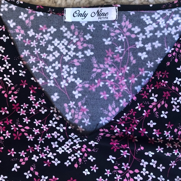 Long sleeve flower V neck top - Picture 2 of 4